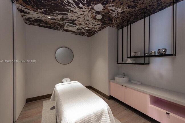 Building Photo - 121 NE 34th St