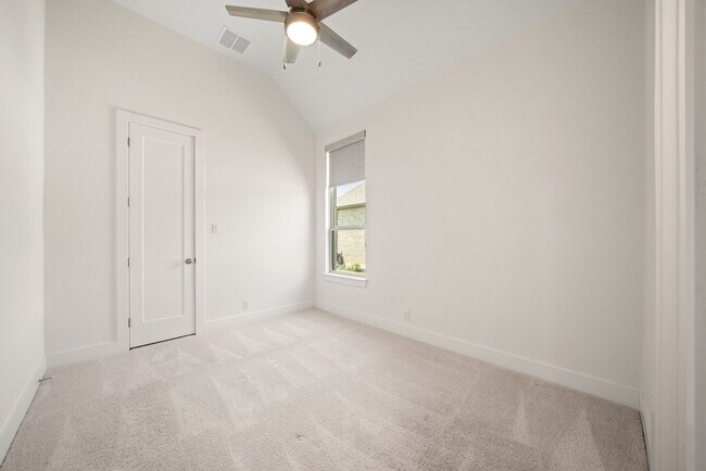 Building Photo - Stunning 4-Bed, 4.5-Bath Home with Pool Access and Private Yard in New Braunfels