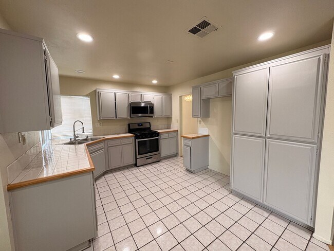 Building Photo - 4 Bed, 2.5 Bath in Rialto!