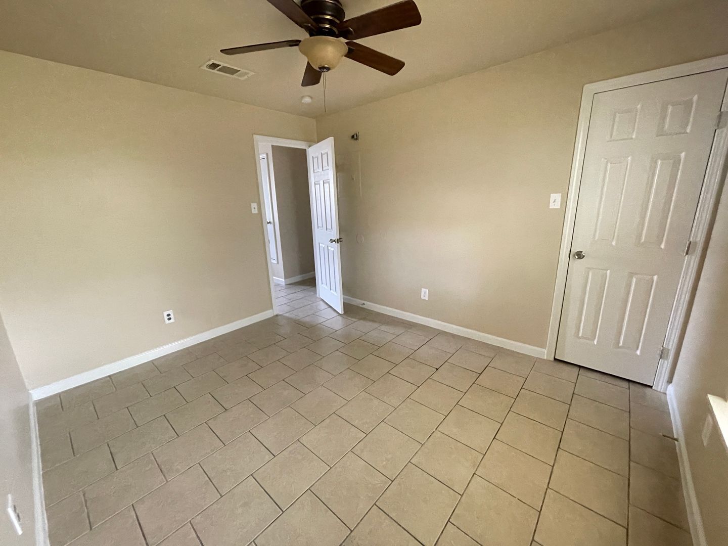 Building Photo - 1705 Cedarhill Dr