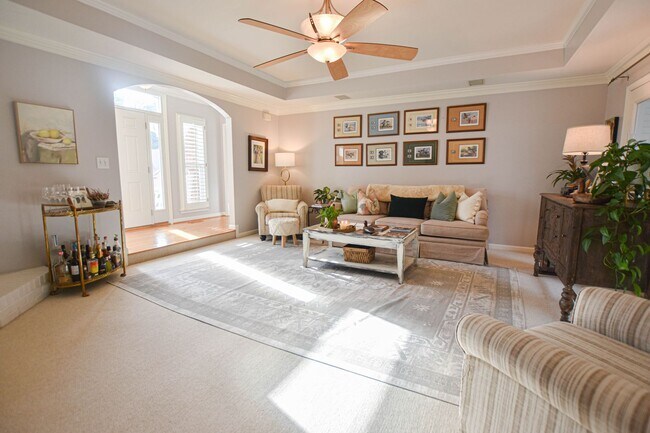 Building Photo - Pet Friendly Three Bedroom with Bonus!