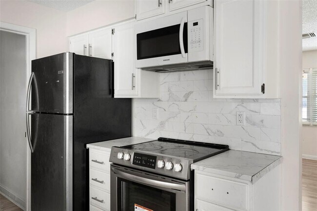 Building Photo - 20639 SW Rainbow Lakes Blvd