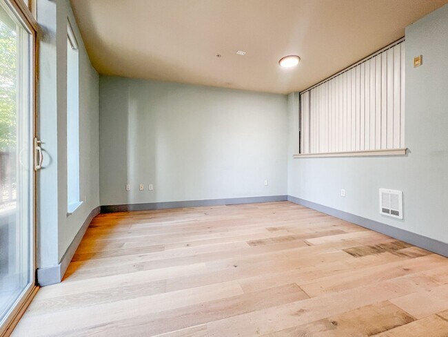 Building Photo - 1bd/1ba Seattle Condo