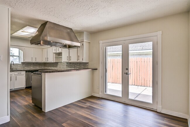 Building Photo - 9322 Petersham Dr