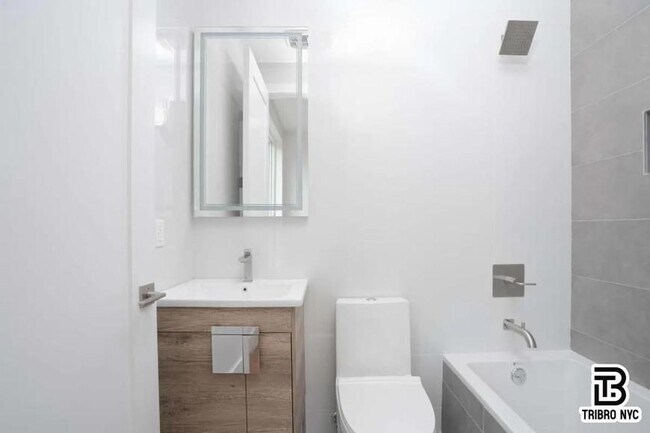 Building Photo - 3 bedroom in Brooklyn NY 11206