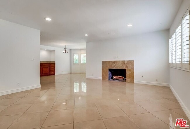 Building Photo - 687 Mt Carmel Dr