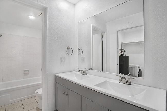 Building Photo - Crestwood Cove