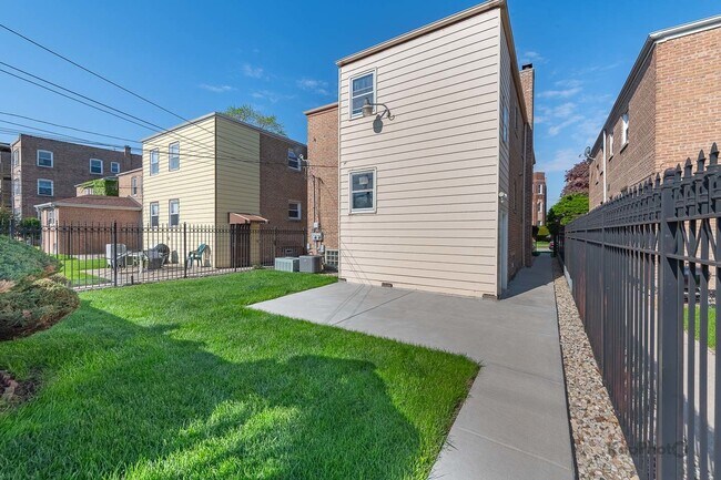 Building Photo - 8725 S Harper Ave