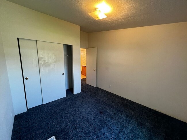 Building Photo - 3040 SW River View Dr