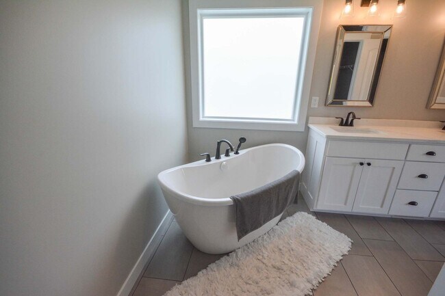 Building Photo - Bright & modern main floor living in newer home!