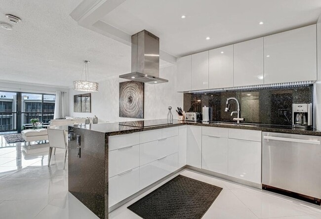 Building Photo - 3605 S Ocean Blvd