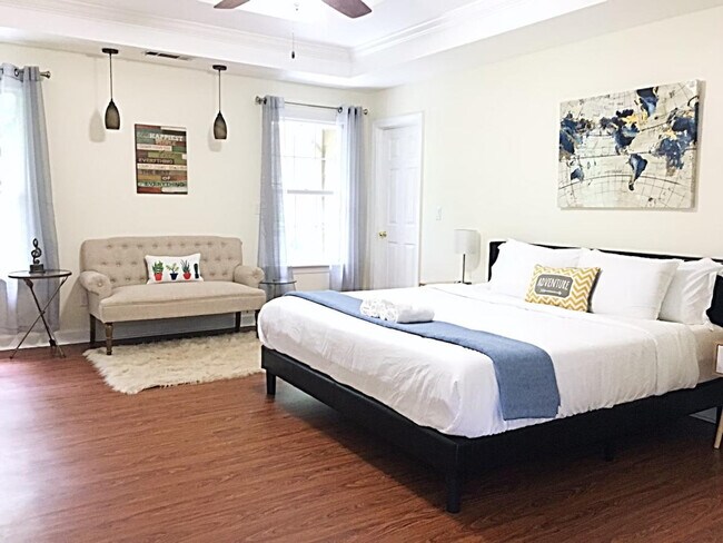 Building Photo - 2330 Evergreen Ln