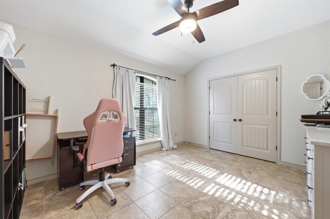 Building Photo - 104 Cowal Dr N