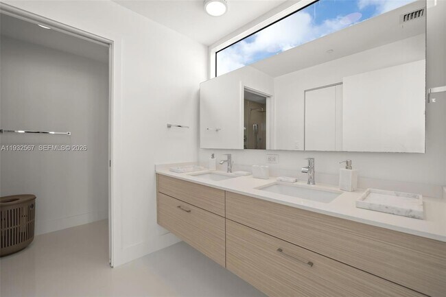 Building Photo - 600 NE 27th St