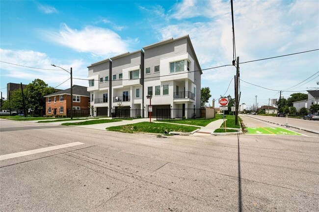 Building Photo - 2110 Live Oak St