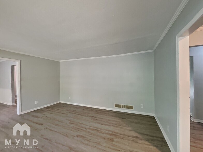 Building Photo - 2121 W Chester Cir SE