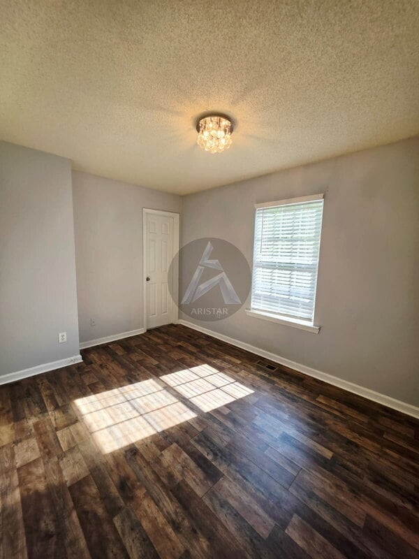 Building Photo - 17 Middlebrook Dr