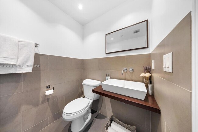 Building Photo - 601 NE 36th St