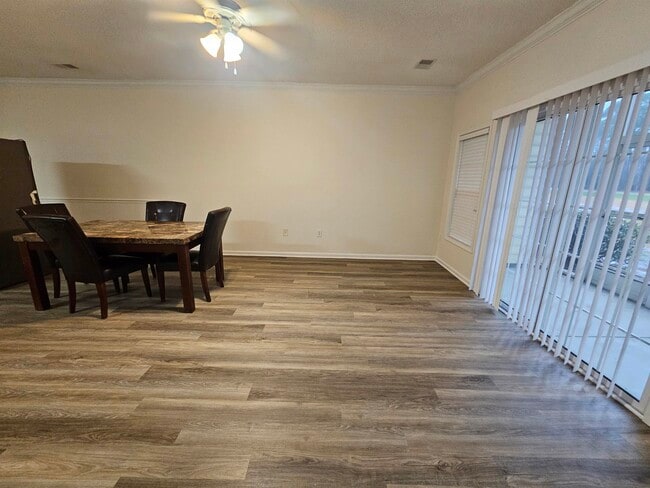 Building Photo - 5840 Longwood Dr