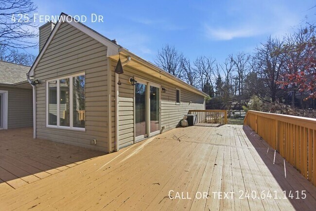 Building Photo - 425 Fernwood Dr