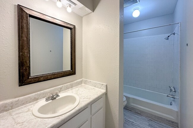 Building Photo - Gorgeous Upstairs 2 Bed 2 Bath In The Heart Of Norman!