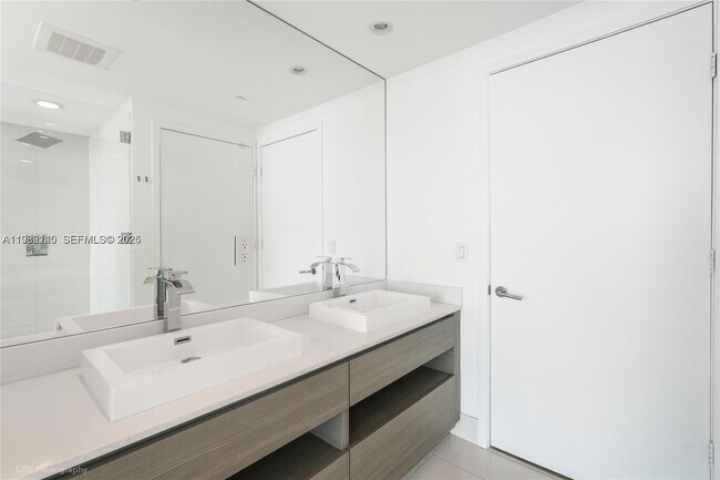 Building Photo - 460 NE 28th St