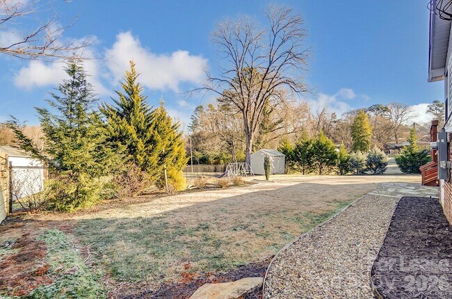 Building Photo - 10 Spruce Pine Dr