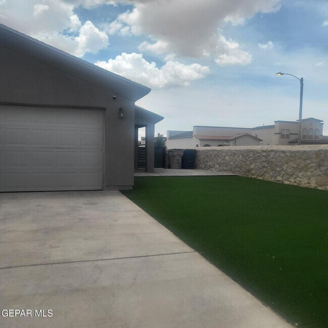Building Photo - 14901 Tierra Isaiah Ave