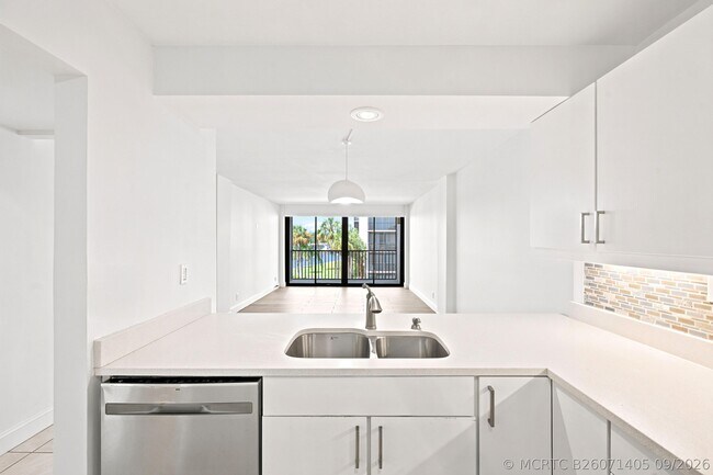 Building Photo - 8 Royal Palm Way