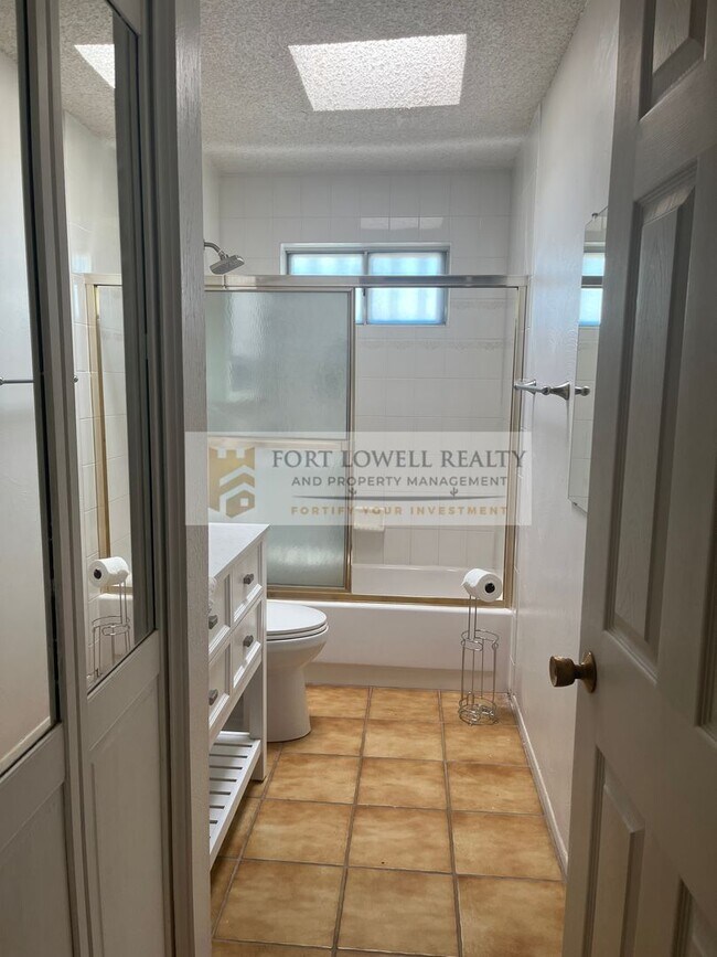 Building Photo - Beautiful 3 bedroom 2 bathroom with washer & dryer AVAILABLE SOON!