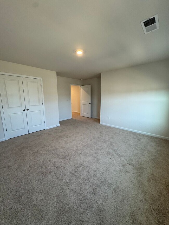 Building Photo - Beautiful Four Bedroom Townhouse in Sherri...