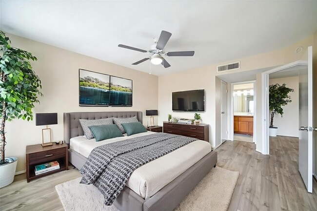 Building Photo - 2822 S Bartell Dr