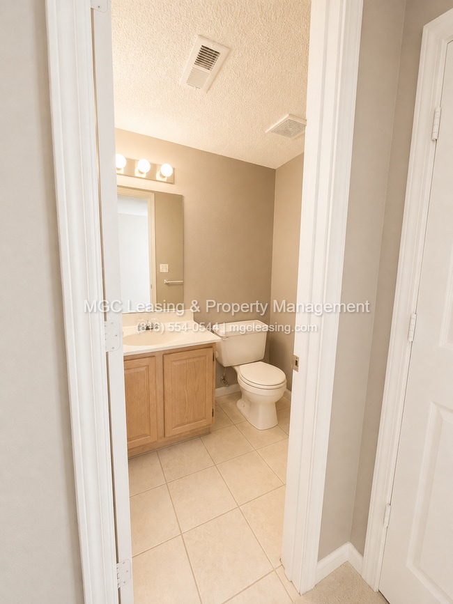 Building Photo - 4604 NE Whispering Winds Dr