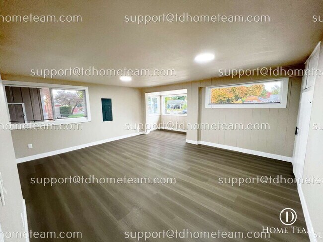 Building Photo - "Charming 4-Bed Haven in Tacoma with Spaci...