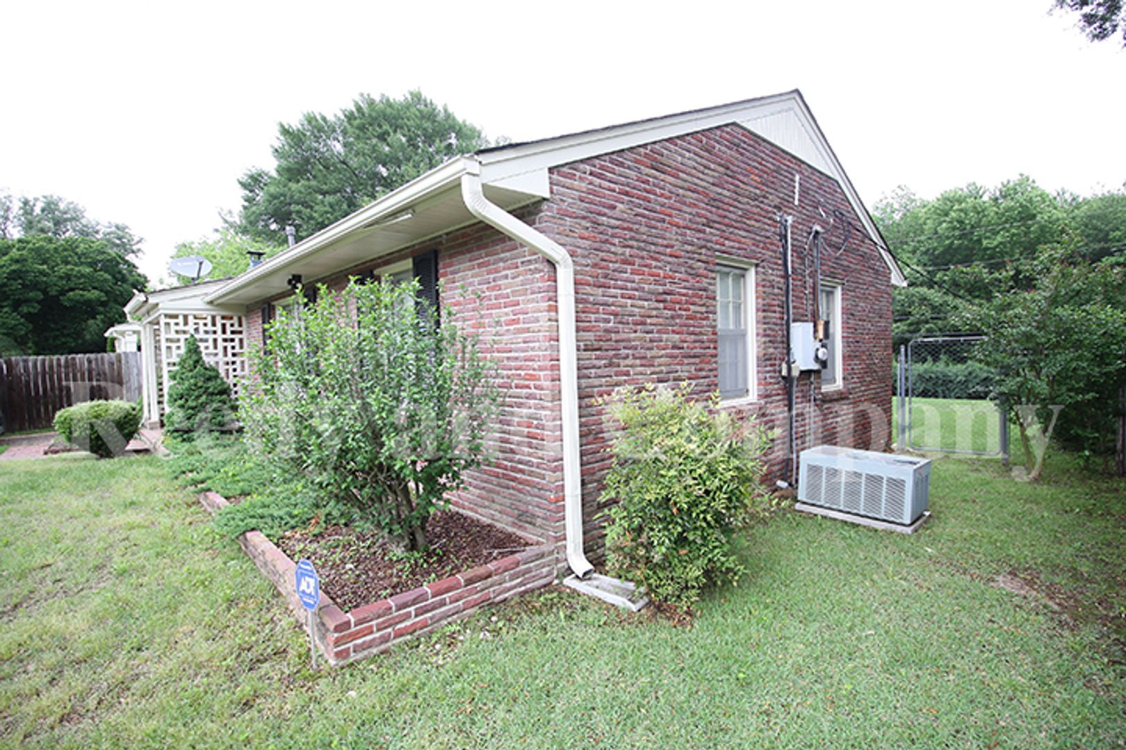 Building Photo - 1446 Russwood Rd
