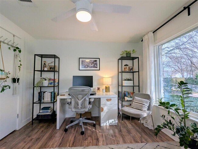 Building Photo - 1510 Glencrest Dr