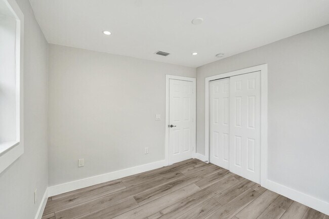 Building Photo - 5601 SW 36th Ct