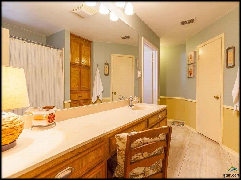 2 walk in closets - 16608 Echo Glen Dr