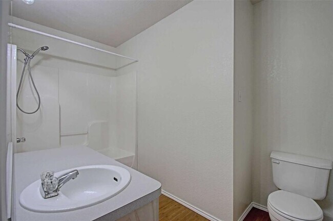 Building Photo - Welcome to this inviting 3-bedroom, 2-bath...
