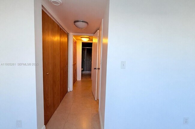 Building Photo - 1465 NE 123rd St