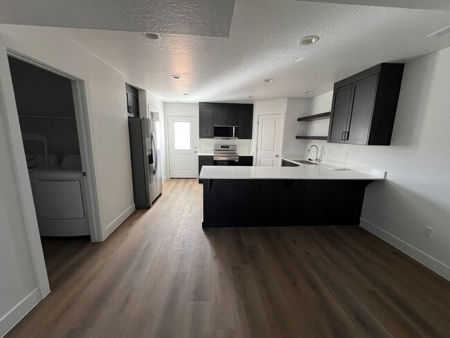 Building Photo - Brand NEW Cedar City Townhome! 6 month lea...