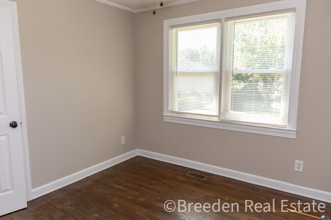 Building Photo - 1096 Elm Cir