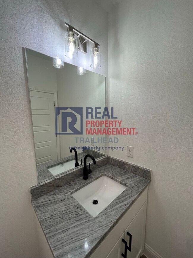 Building Photo - Stylish 3 Bed, 2 Bath Home in Gated Lakesi...