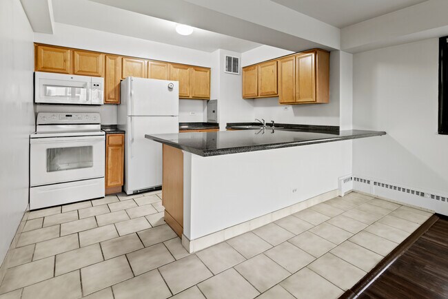 Building Photo - 6030 N Sheridan Rd