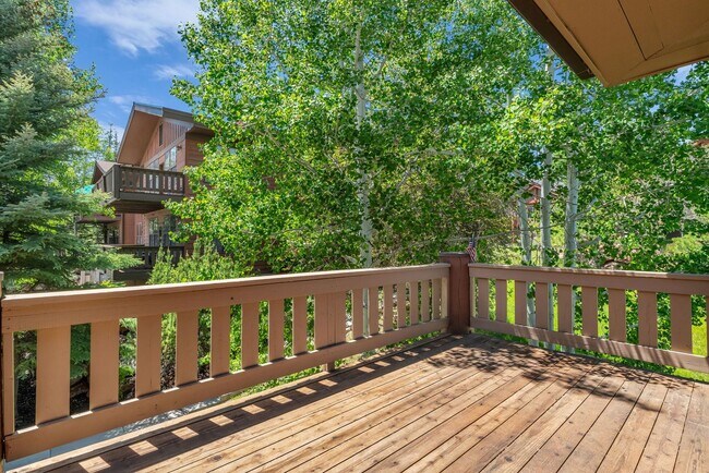 Building Photo - 8381 Meadowview Ct