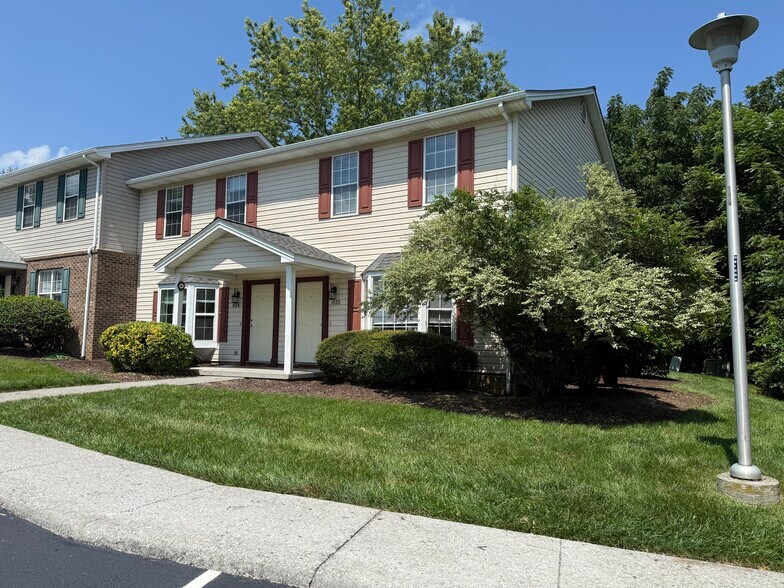 Front view -has 4 parking places in front - 834 Patrick Henry Dr