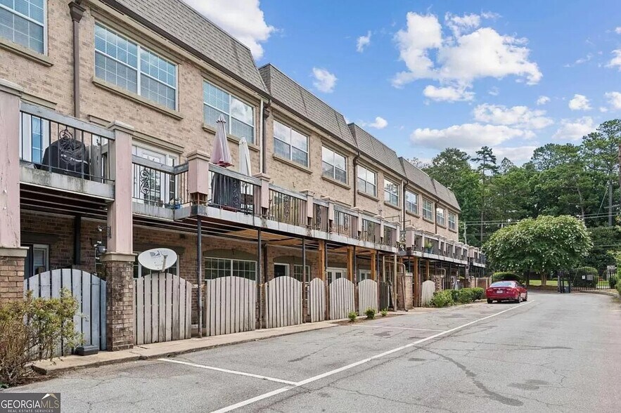 Building Photo - 6980 Roswell Rd