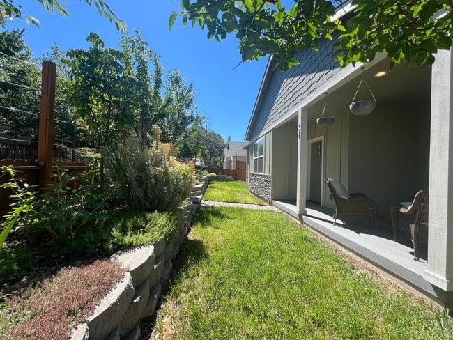 Building Photo - Newer Three bed, 2.5 bath Ashland Home | Available February!