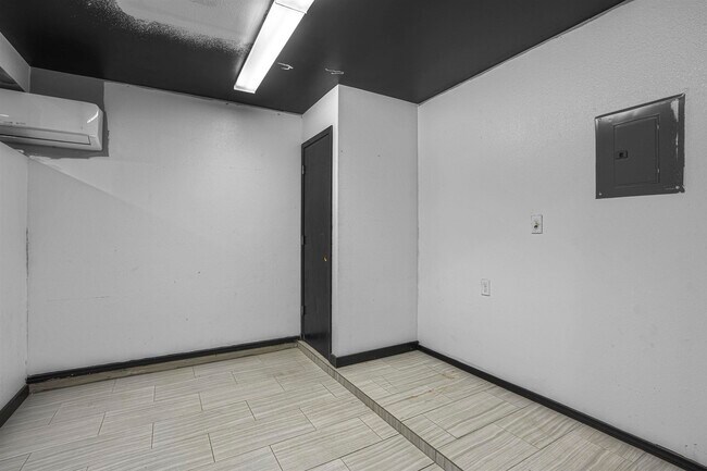 Building Photo - 5528 Somerville St