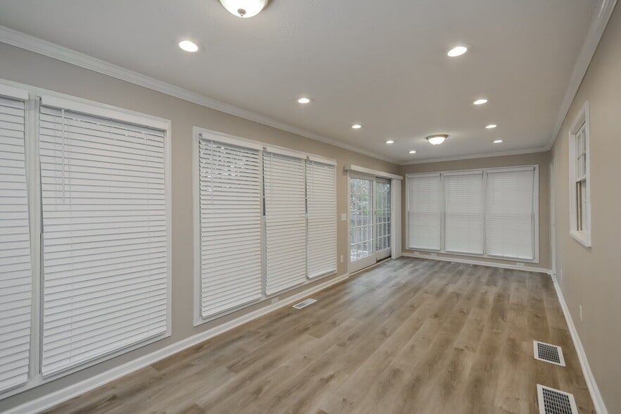 Building Photo - 9245 Tara Dr SW